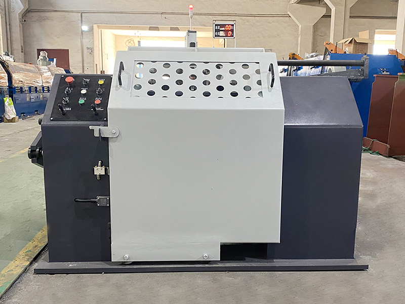 Hvordan håndterer spoleopsamlingsmaskinen variationer i materialetykkelse eller tæthed, og har den fleksibiliteten til at justere viklingsspændingen i overensstemmelse hermed?