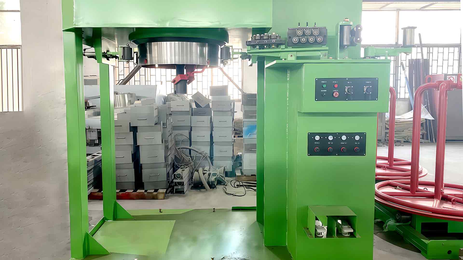 Hvordan håndterer vandbeholderens trådtrækningsmaskine ledningsoverfladedefekter såsom ridser, oxidation eller mikrorevner under tegneprocessen?