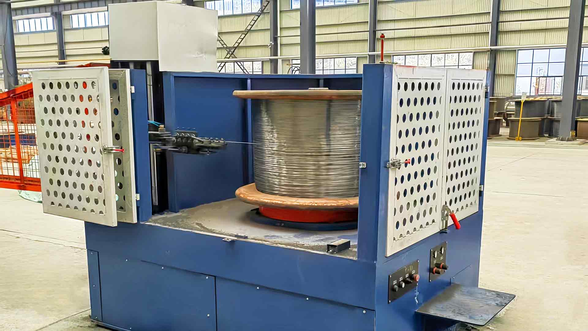 Hvad er rollen som den nedsænkede matrice i Water Tank Wire -tegningsmaskinen, og hvordan forbedrer den overfladefinish og tråd lige?
